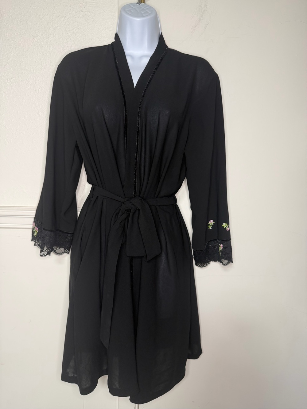 Oscar de la Renta Black Floral-Embroidered Lace Trim Robe M